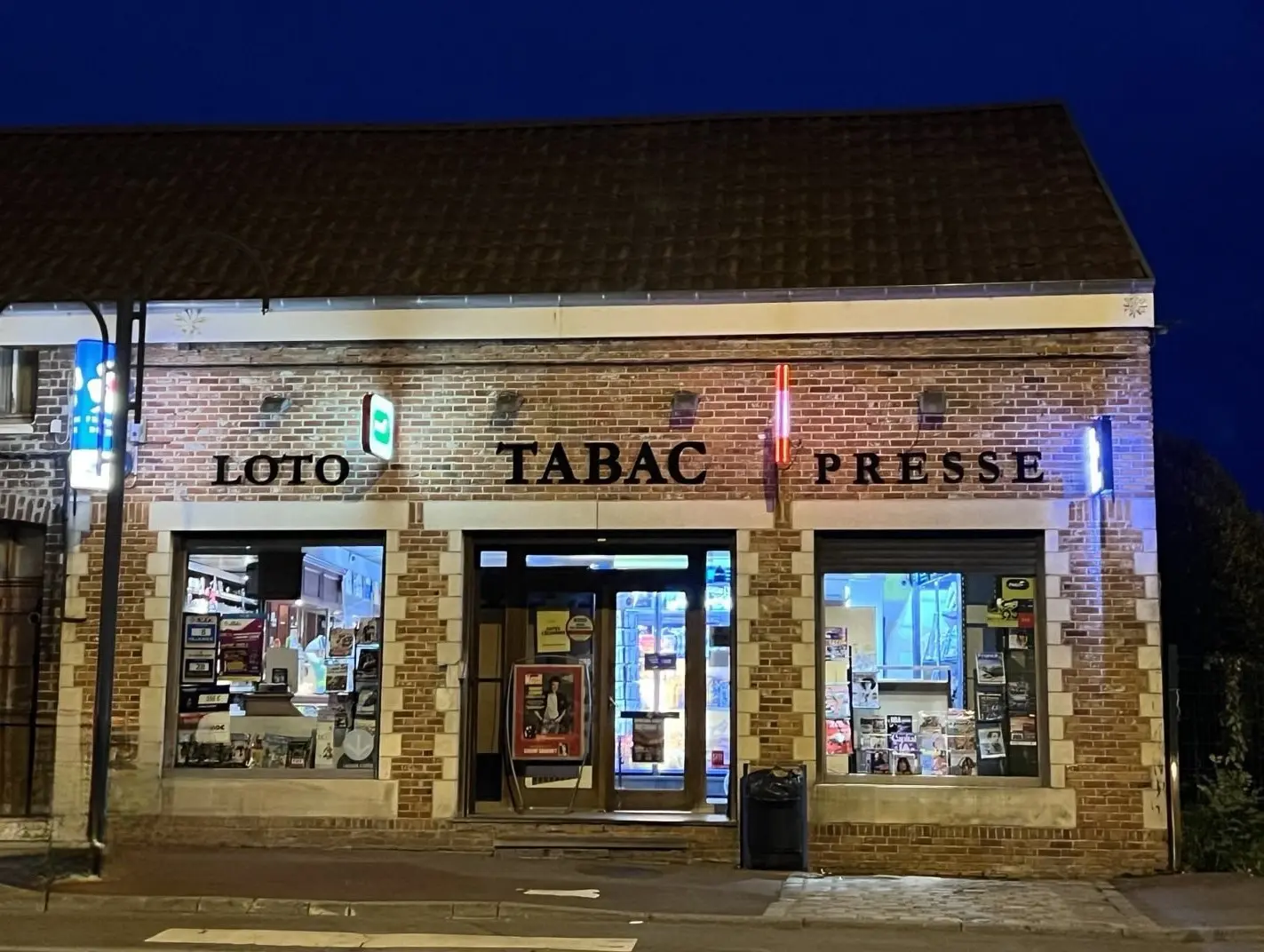 Photo de la devanture du Tabac Bultez de nuit