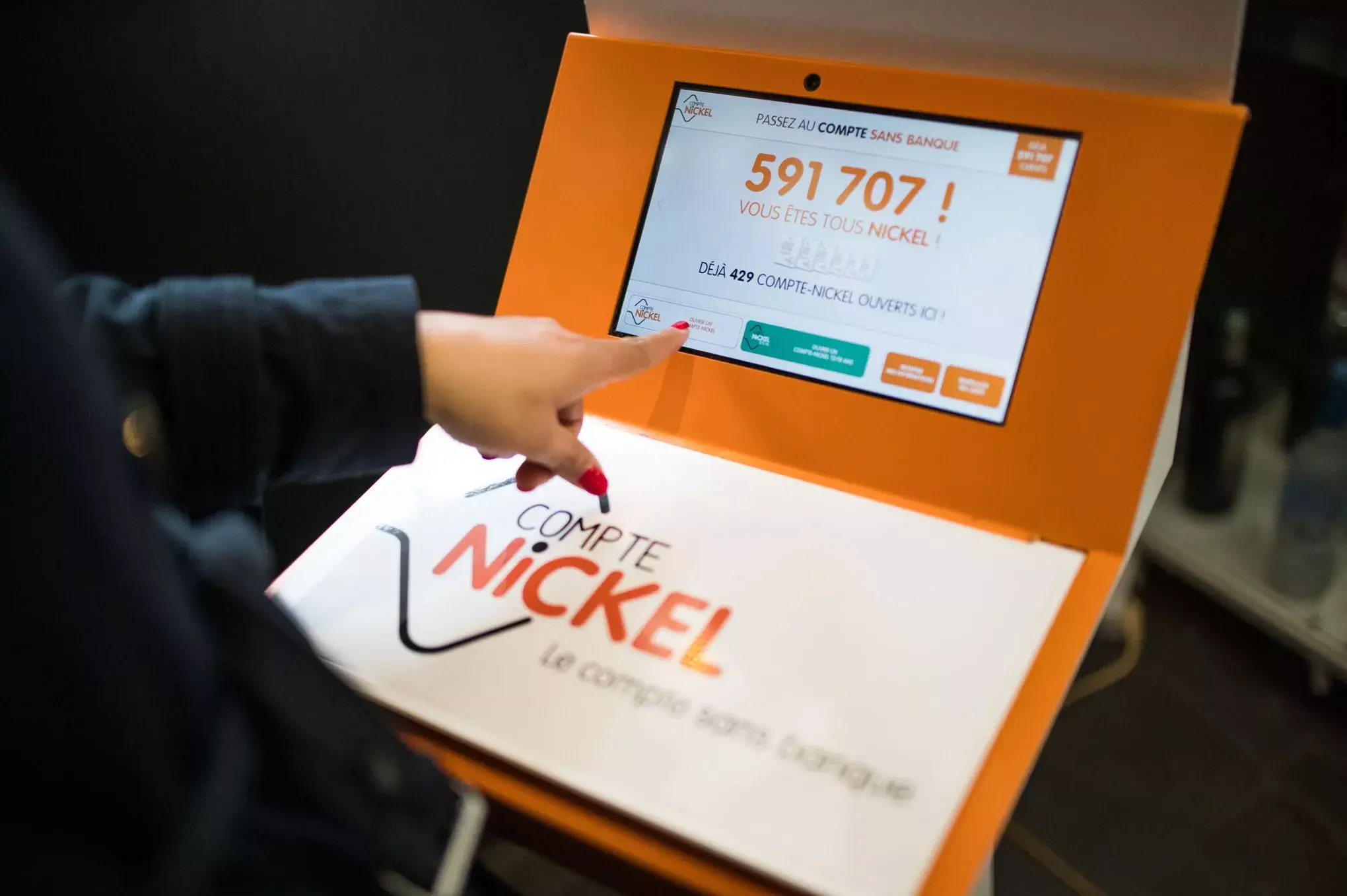 Un client ouvrant un compte Nickel chez un buraliste